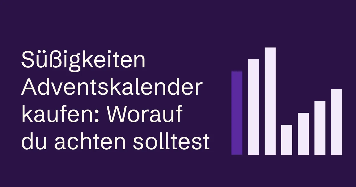 Geöffnetes Türchen eines Adventskalenders mit Süßigkeiten